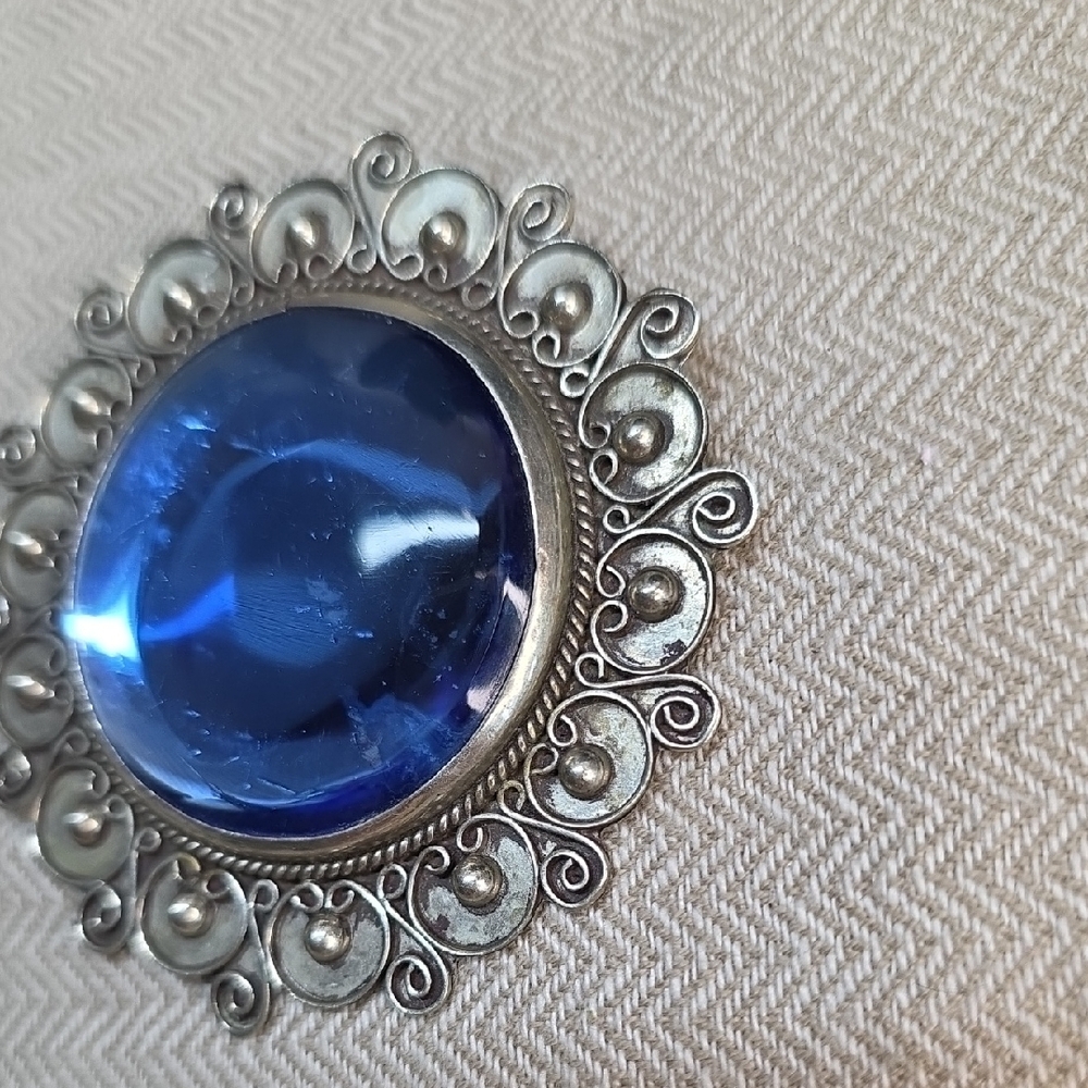 ALPACA Vintage-Inspired Blue and Silver Brooch - Picture 4 of 5